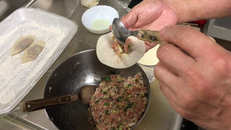 皮がパリッモチッ☆野菜たっぷり【もち豚ミンチの手作り餃子】玉ねぎ・キャベツ・ニラ・生姜・ニンニク♡タレはポン酢と自家製青唐辛子のラー油