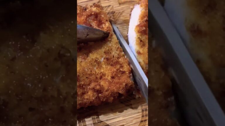 【キャンプ飯】揚げたてのとんかつをサクサク切る動画