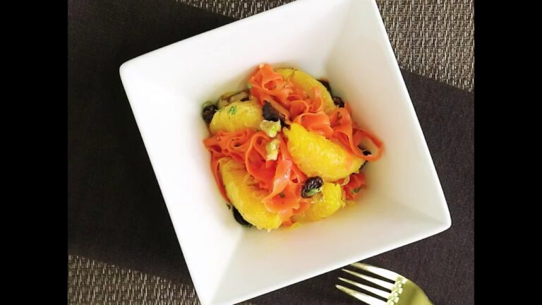 可愛いカラフルなサラダ フルーツとキャロットのサラダ