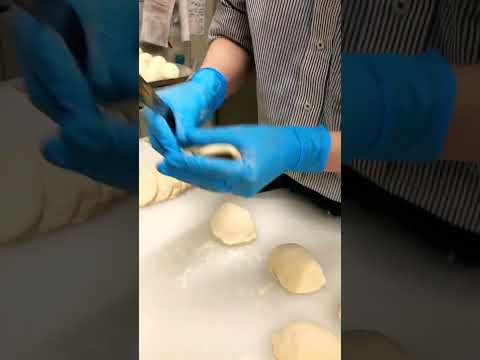 焼き立てパンの工程「匠のカレーパン詰め」