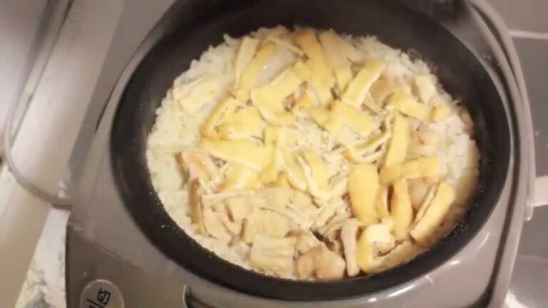たけのこの炊き込みご飯を混ぜる様子