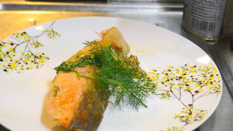 鮭の焼き方：サーモンステーキとディルソース　　How to make salmon steak with dill sauce