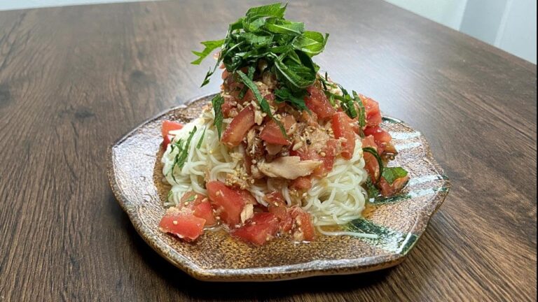 暑い夏にぴったり『トマトツナ素麺』を作りました。大葉の香りとトマトの風味が食欲をそそる究極の逸品です。