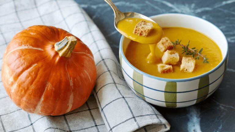 So lecker! 🎃 Im Herbst sollte man mehr Kürbissuppe essen! Ein neues Rezept mit Kürbis