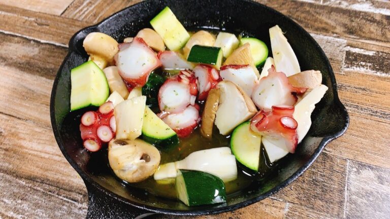 きのこのアヒージョの素で作る、きのこと、きのこと、ズッキーニと、タコのアヒージョ