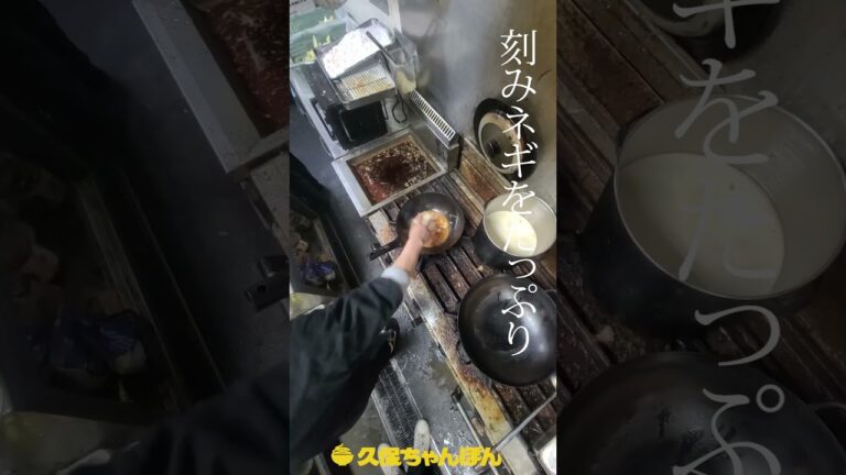 夜メニュー！人気のエビチリ！スパイスの香りと海老のぷりぷり感がたまらない熱々の逸品です。