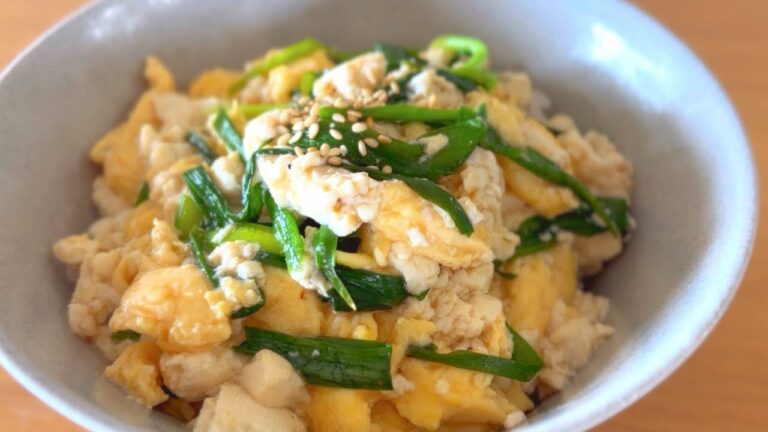 包丁いらず！5分で完成✨とろとろ豆腐とニラの卵とじ丼