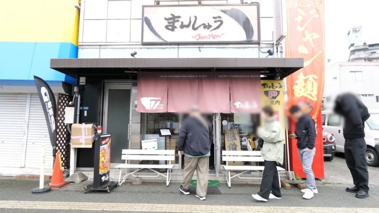 美人娘が躍動！ホルモン×ラーメンにどハマりする客が続出。。