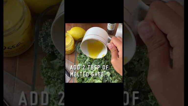 Our crispy Kale with Ghee, a nutrient rich keto snack! Recipe on description 😘