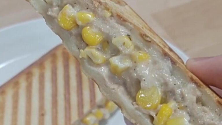 【料理動画】ホットサンドを作る！シーチキンマヨコーン編#shorts