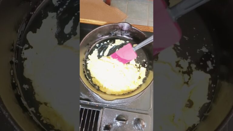 オリーブオイルで調理したスクランブルエッグ。フレッシュトマトとチーズのトースト