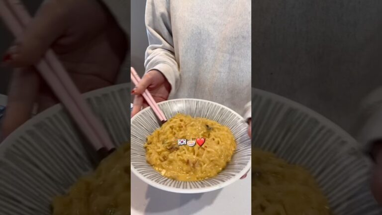 私がよく作る辛ラーメンアレンジです🥰✨激うまです❤️✌🏻 #料理vlog #料理 #三児ママ #夜ご飯 #主婦 #3児のママ #ママvlog #辛ラーメン#韓国料理 #キティ