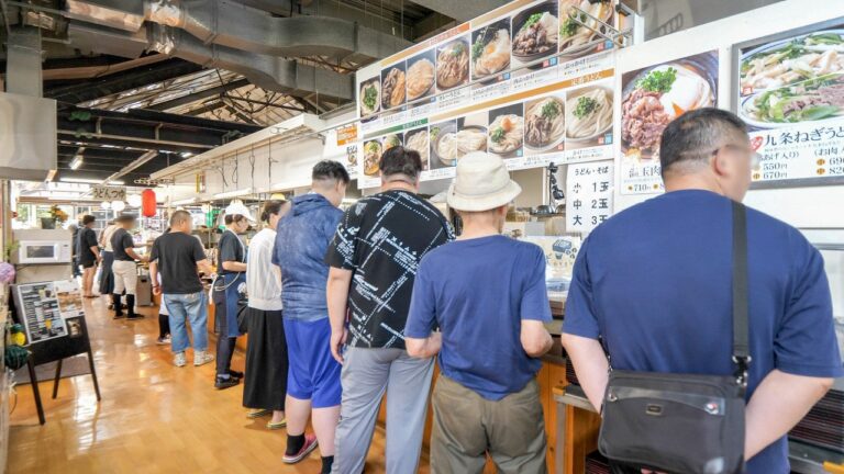 １日１０００人が殺到する最強マンモスうどん工場