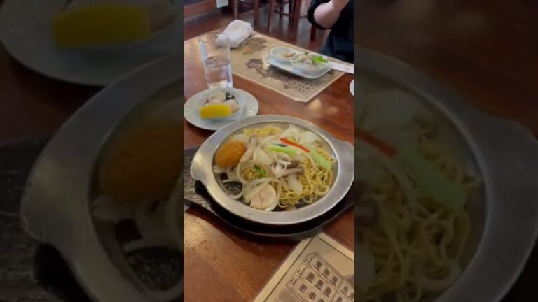 「オホーツク北見塩焼きそば」に「魔法の水」かける瞬間