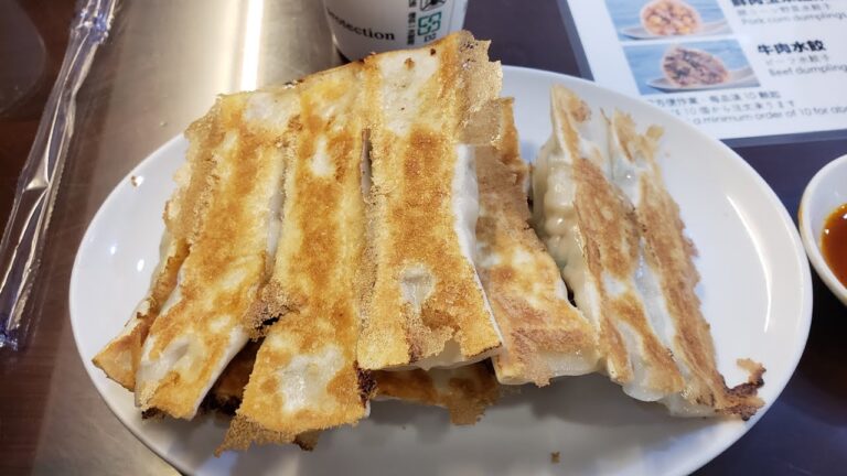 【及品鍋貼水餃専売店】鍋貼＝焼き餃子がイチオシ 士林駅から故宮博物館に行くなら是非とも寄ってください