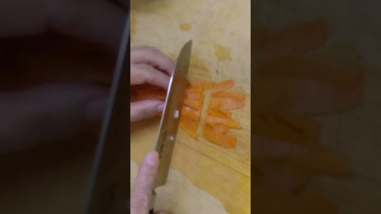 【大根の皮・人参の皮・ワカメで炒め物】【簡単で超美味しいですよ～🎵】#shorts