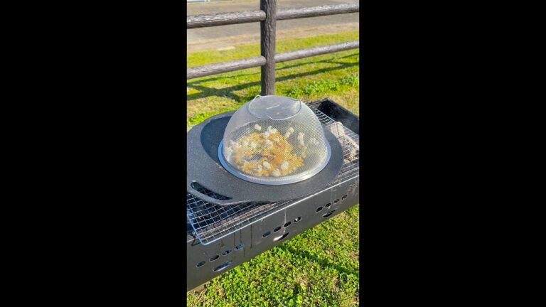 【こんなやり方があったなんて！もっと早く知りたかった】BBQ &キャンプで人気者になれるスゴ技レシピ / How to Cook Popcorn with a Skillet #shorts