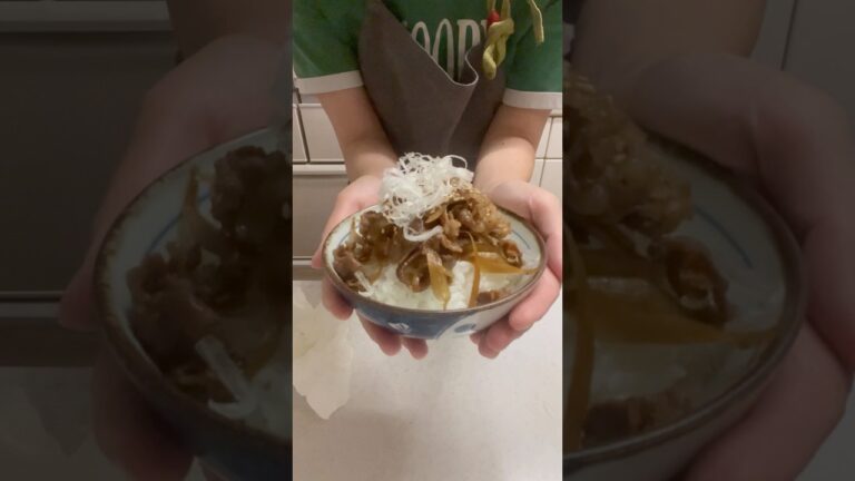 ごはんのお供✨牛肉のしぐれ煮♪牛こま切れ、ささがきしたごぼうと生姜を出汁、醤油、みりん、酒、砂糖で煮詰めました✨白ゴマ、ネギをかけて完成〜✨#おうちごはん