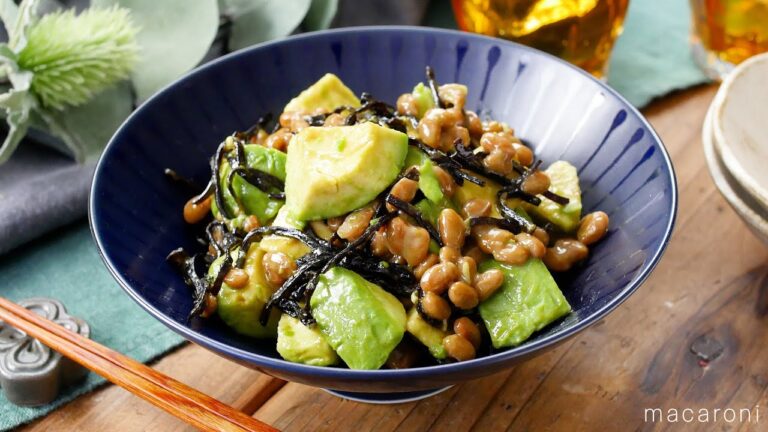 【納豆とアボカドの塩こんぶ和え】アボカドと納豆を混ぜ、塩こんぶとごま油で味付け！爆速おつまみ！和えるだけで簡単♪｜macaroni（マカロニ）