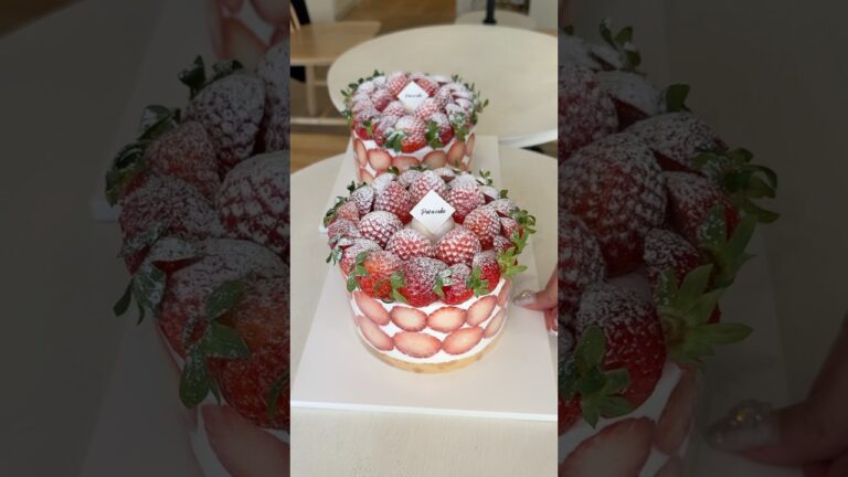 苺1キロ使った贅沢ショートケーキ🍓甘くてジューシーな大粒いちご、ふわふわ生クリーム、スポンジが何層にも重なった苺好きにたまらないスイーツ！#大好物は高カロリー #cake #cooking