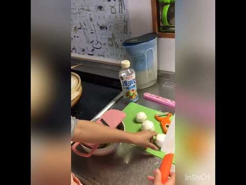 キュウリとカブの浅漬けをつくります。