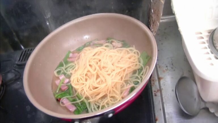 法蓮草とベーコンのペペロンチーノ