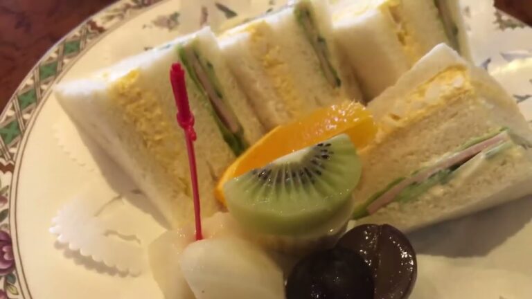 昭和な喫茶店で、ドライカレーとミックスサンドイッチ