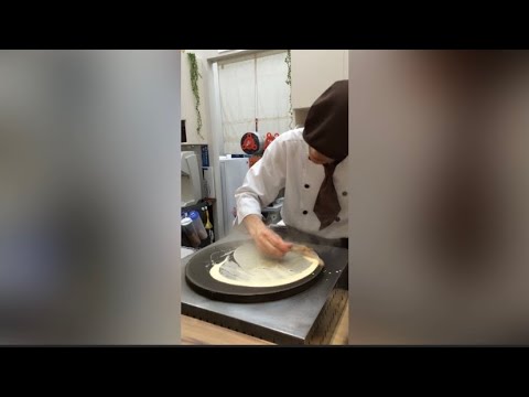 職人技！クレープの生地伸ばし#Shorts