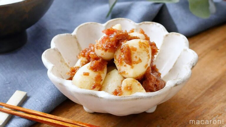 【梅かつおにんにく】おうちで手作り！にんにくを丸ごとレンチンで完成♪ごはんやお酒のお供にぴったり｜macaroni（マカロニ）