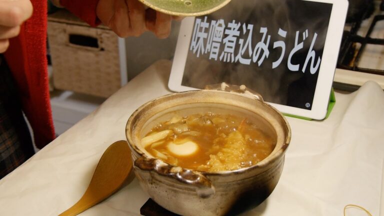 『中西の朝食」〜“山本屋本店”「味噌煮込みうどん」〜名古屋の地下街で買った冷凍の、自分で作るタイプのものです。、、おいしい！エビ天トッピングしてね！本当おいしい！！