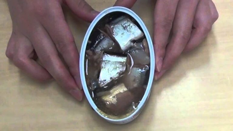 さんまの水煮缶詰【日本近海でとれたサンマを使用】