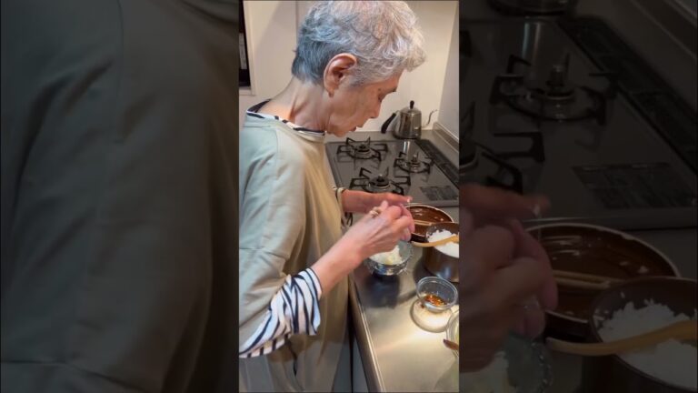 ＼祖母がつくる／卵とおかかのおにぎり レシピはコメント欄に記載 #shorts