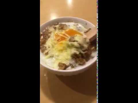 余りのカレーに生卵とチーズをのせてレンジで一分三十秒温めたもの