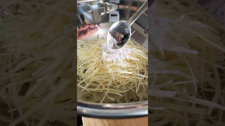 じゃがいもで巻いたサーモンフライ🥔 濃厚なブルーチーズが相性⭕️ #フランス料理 #おうちごはん #フレンチ #揚げ物 #shorts