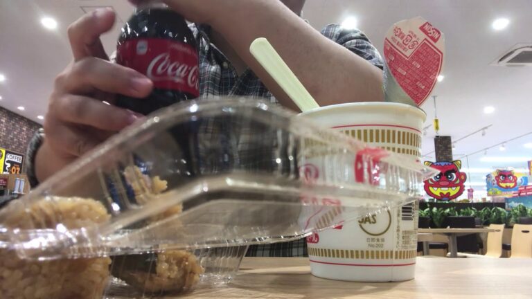 【飯テロ】カップヌードルと鶏皮おにぎりのコンボ、記念すべき第1回目の飯テロ