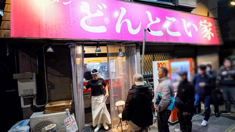 早朝４時開店→即満席 たった６席で２４４杯を捌く最強朝ラーメン店