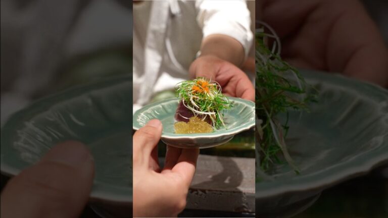 もっちりとした鰹に、藁と新玉ねぎの香ばしさを重ねて。#割烹かわだ #KappoKawada#初鰹 #春の味覚 #旬の魚 #和食 #割烹#東京グルメ #虎ノ門グルメ