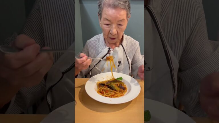 挽肉と茄子のミートソースパスタをいただくかずこさん#shorts #かずこさんの日常#かずこさん#87歳#パスタランチ