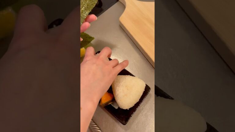 鮭おにぎり朝食作ってもろた #Shorts #おにぎり #飯テロ