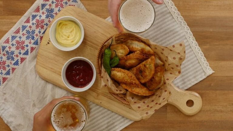 餃子の皮で簡単に！「アボカド揚げ餃子」の作り方