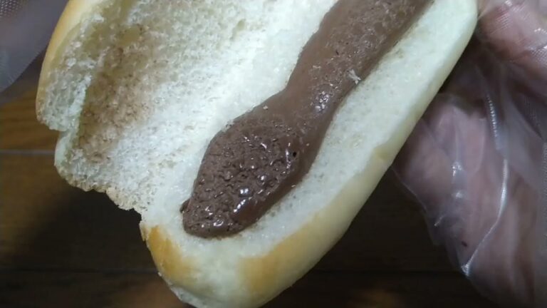 フジパン　ロングスティック　ベルギーチョコ　ソフトフランスパン　ベルギーチョコ入りクリームを使用しています。　320kcal(１個当たり）