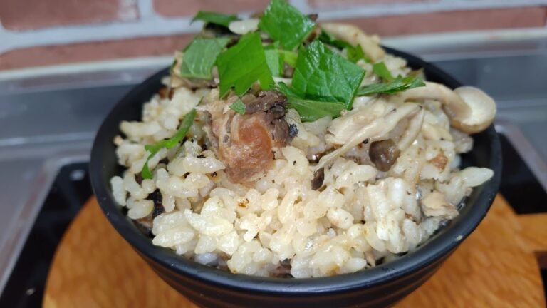 鯖の缶詰めで作るお手軽料理！鯖とキノコの炊き込みご飯！【料理作り】#Shorts