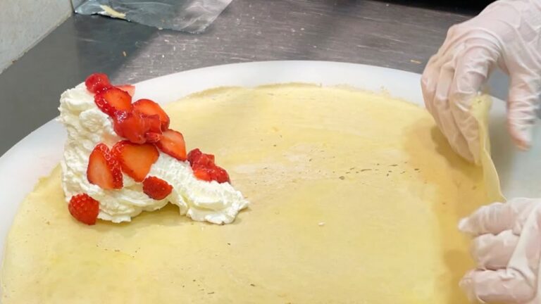 山盛り生クリームといちごを贅沢に使ったクレープの作り方【TikTokで120万再生】
