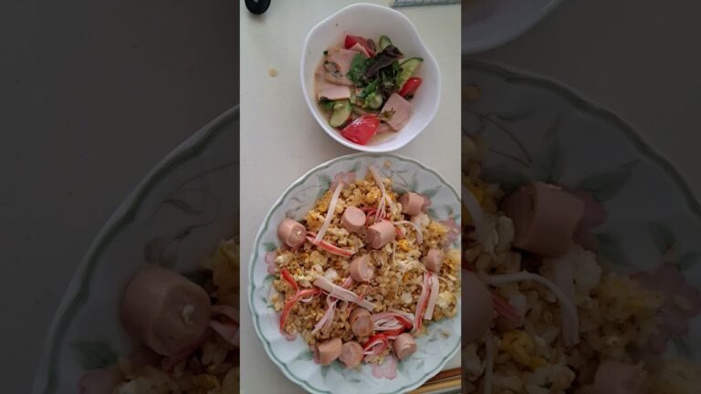 焼豚チャーハンに、かにかま、ソーセージを入れて混ぜました✨