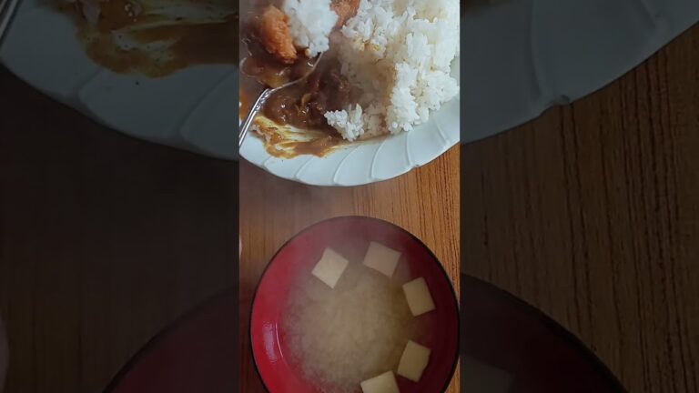カツカレーだよ。いぶりがっこ福神漬け。昼食その9。ちゃかしー