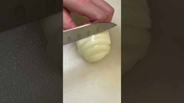 玉ねぎをスライスする【牛肉炒め】