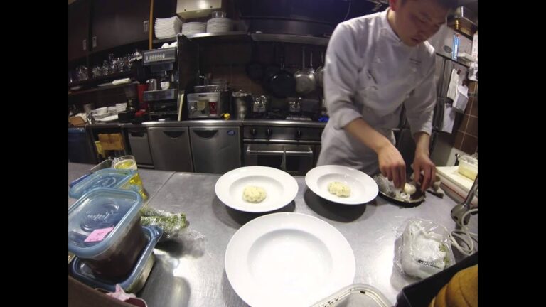 豊洲ベル・オーブ　深澤シェフ スペシャルメニュー　そら豆のポタージュ　ハマグリ、ホタテ貝のムースリーヌ