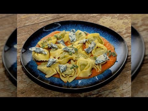 リコッタチーズとほうれん草のトルテッリに赤ピーマンのクリーム