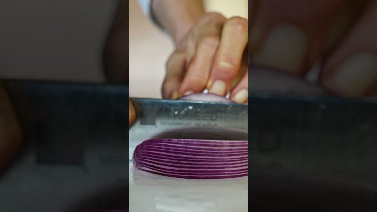 【アボカドと紫玉ねぎスライスのサラダ】　紫玉ねぎ薄切り