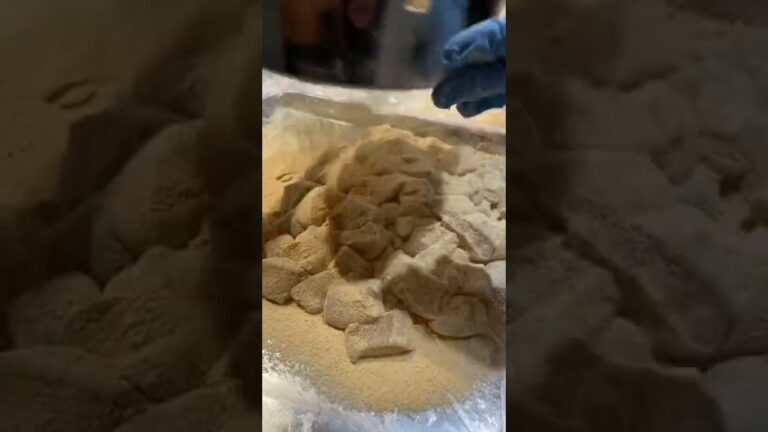 わらび餅出来立てのぷるっぷるっ食感は格別✨#shorts #函館ひとひら #和菓子 #wagashi #和菓子職人 #わらび餅